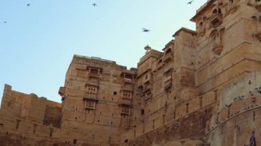 Jaisalmer Kalesi, Jaisalmer Kalesi, 25 Ocak 2023 'te Jaisalmer Kalesi Rajasthan Hindistan' da, parlak gökyüzü ile çekilir..