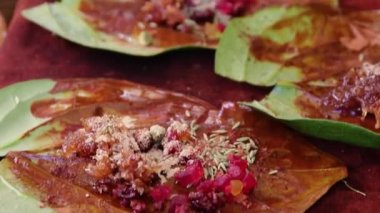 Farklı açılardan yemek malzemeleriyle betel yaprağı