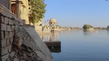 Yerel teknelerle göl manzarası ve gündüz farklı açılardan parlak mavi gökyüzü