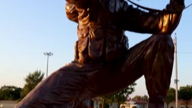 25 Ocak 2023 'te Jaisalmer savaş anıtı Rajasthan Hindistan' da farklı açılardan ve parlak gökyüzü ile izole edilmiş asker heykeli çekildi..