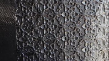 Kalıtsal tapınak eski kapı tasarımı, gündüz farklı açılardan.