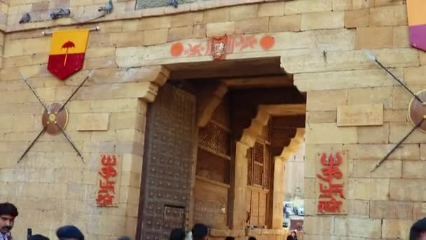 2023年1月25日在Rajasthan India的Jaisalmer要塞入口大门上 用扁平的角度拍摄了王国国旗 — 图库视频影像