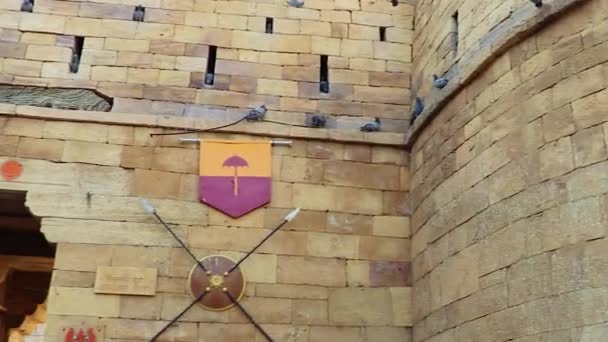 2023年1月25日在Rajasthan India的Jaisalmer要塞入口大门上 用扁平的角度拍摄了王国国旗 — 图库视频影像