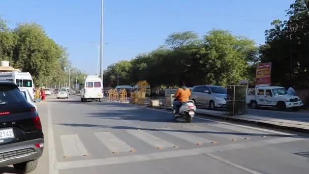 Veículo Que Passa Rua Dia Tiro Ângulo Plano Tomado Jaisalmer — Vídeo de Stock