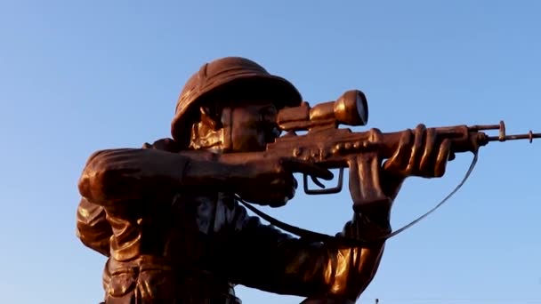 Ізольована Статуя Солдата Вогнепальною Зброєю Під Іншим Кутом Яскравим Небом — стокове відео