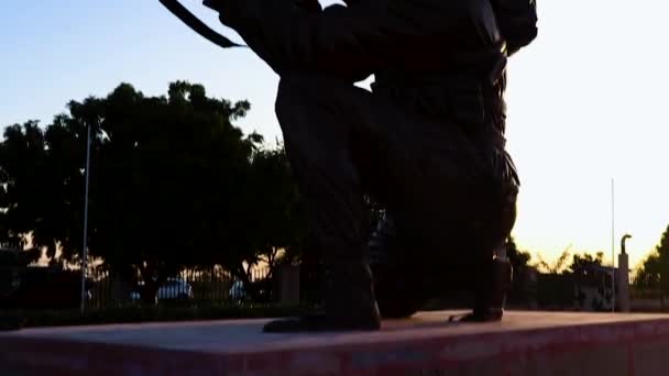 Isolierte Soldat Zurück Beleuchtete Statue Mit Waffe Und Dramatischen Himmel — Stockvideo