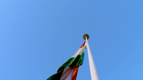 Gün Içinde Parlak Mavi Gökyüzü Arkaplanlı Hindistan Ulusal Bayrağı Dalgalanıyor — Stok video