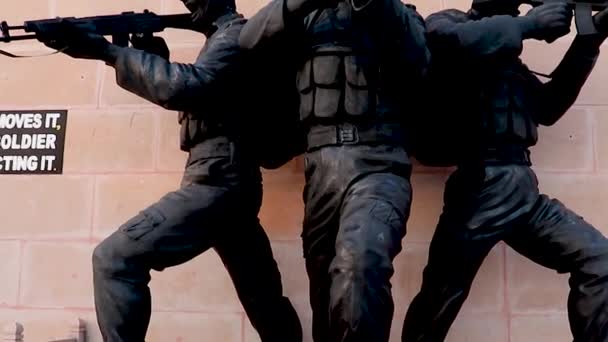 Pomnik Żołnierza Armii Pokazujący Akcję Polu Bitwy Pomniku Wojennym Wieczornym — Wideo stockowe
