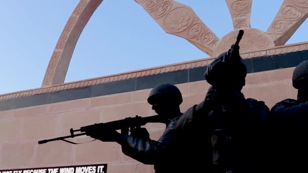 Katonai Katona Szobor Mutatja Csatatéren Akció Háborús Emlékmű Esti Lövés — Stock videók