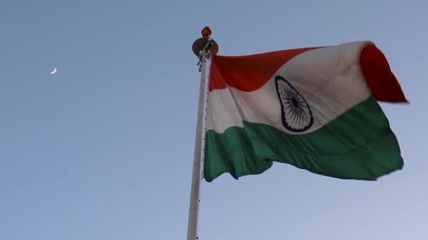 Bendera Nasional India Melambai Dengan Latar Langit Biru Cerah Pada — Stok Video