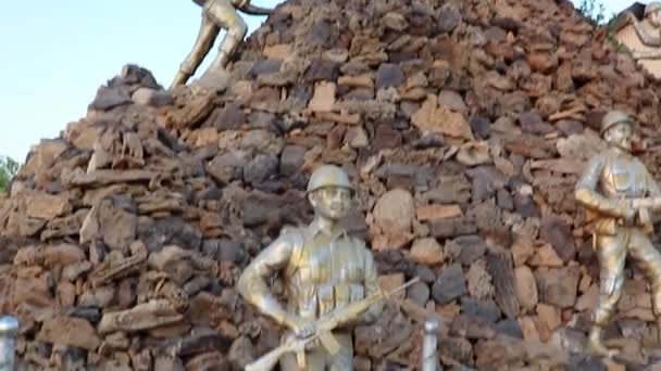 Статуї Індіанського Солдата Який Показує Перемогу Над Війною День Стрілянини — стокове відео