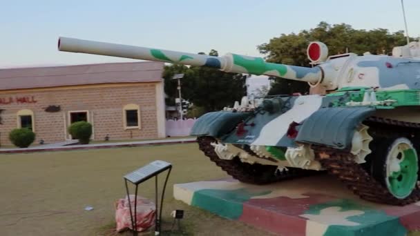 2023年1月25日にインドのラジャスタン戦争記念館でユニークな視点から撮影された戦争で勝ったインドの戦争記念館に保管されているパキスタンのタンク — ストック動画