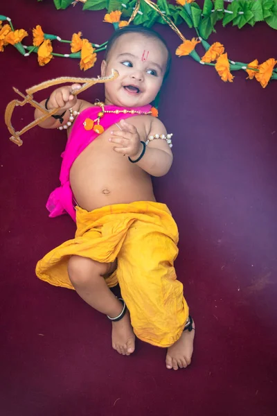 Sød Indisk Dreng Kjoler Som Lord Rama Med Bue Blomster - Stock-foto