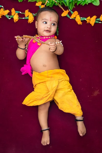 Søt Indianergutt Kler Seg Som Lord Rama Med Bue Blomster – stockfoto