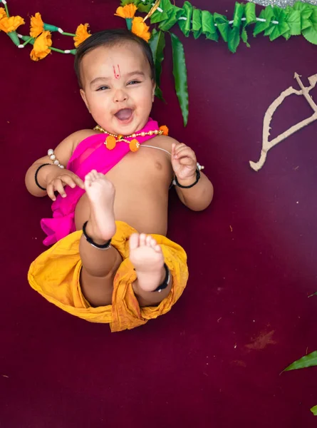 Söpö Intialainen Poika Pukeutuu Herraksi Rama Keula Kukkia Ylhäältä Kulmasta — kuvapankkivalokuva