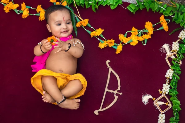 Roztomilý Indický Chlapec Šaty Jako Lord Rama Lukem Květy Horního — Stock fotografie