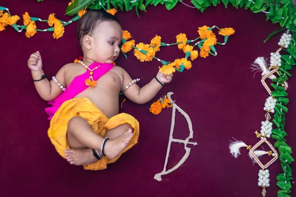Sød Indisk Dreng Kjoler Som Lord Rama Med Bue Blomster - Stock-foto