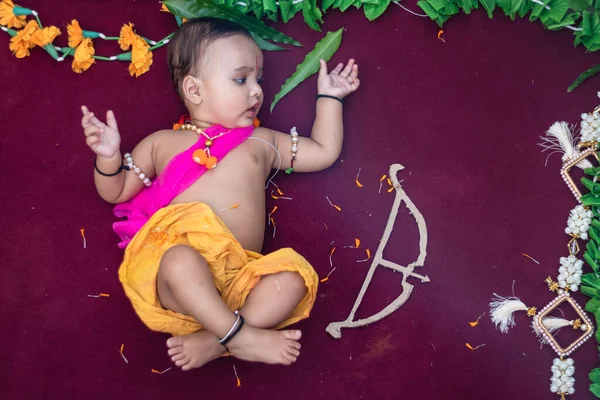 Søt Indianergutt Kler Seg Som Lord Rama Med Bue Blomster – stockfoto