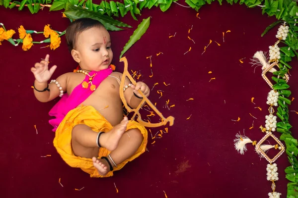 Mignon Indien Garçon Robes Comme Seigneur Rama Avec Arc Fleurs — Photo