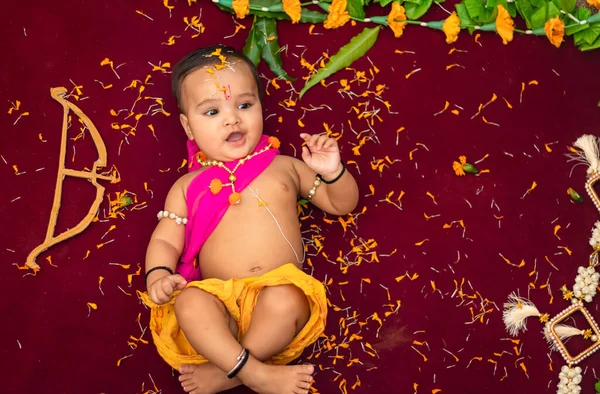 Schattig Indiaas Jongen Jurken Als Lord Rama Met Boog Bloemen — Stockfoto