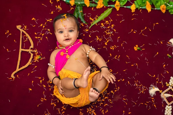 Aranyos Indiai Fiú Ruhák Lord Rama Virágok Felső Szögből — Stock Fotó