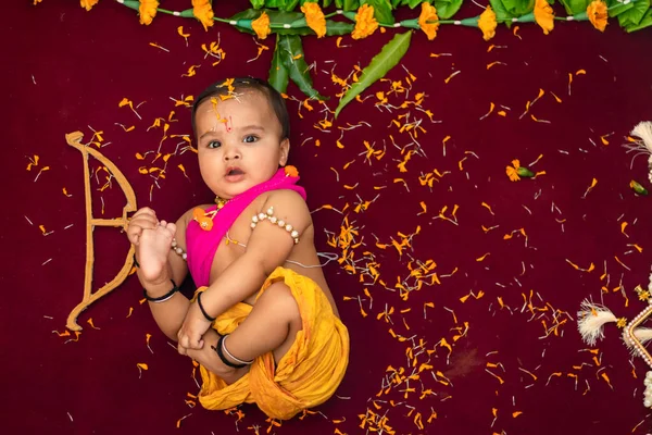 Aranyos Indiai Fiú Ruhák Lord Rama Virágok Felső Szögből — Stock Fotó