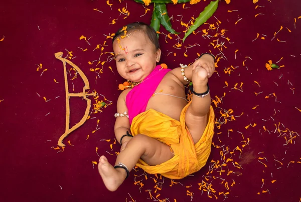 Niedlicher Indischer Junge Kleidet Sich Als Lord Rama Mit Schleife — Stockfoto