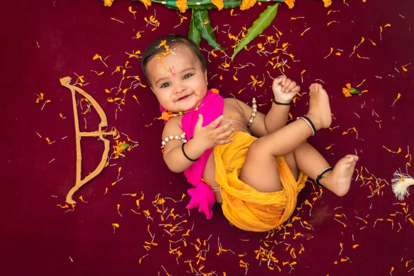 Carino Indiano Ragazzo Abiti Come Signore Rama Con Arco Fiori — Foto Stock