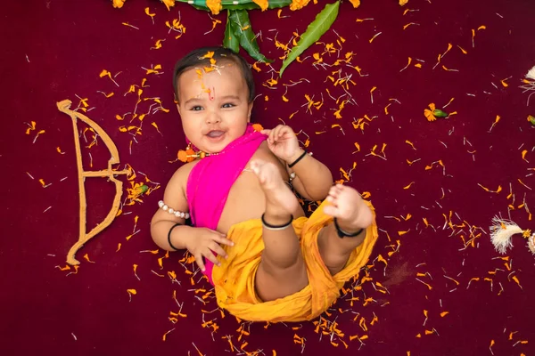 Милый Индийский Мальчик Одевается Лорд Рама Луком Цветами Верхнего Угла — стоковое фото