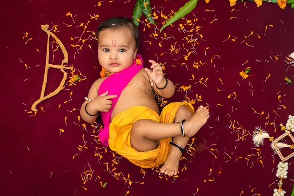 上から弓と花で主ラマとしてかわいいインドの男の子のドレス — ストック写真