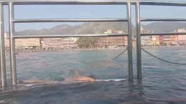 Bu sabah kutsal Ganga nehrinde yıkanan genç adam düz açılı video Haridwar uttrakhand Hindistan 'da çekildi..