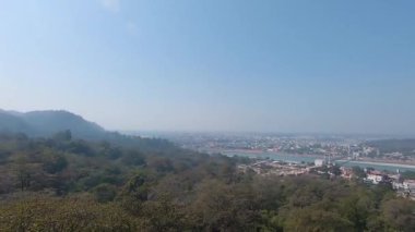 Rishikesh şehri panoramik kuş bakışı sabah görüntüsü Rishikesh uttrakhand Hindistan 'da çekildi..