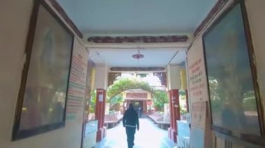 Kutsal Hindu tapınağı giriş görüntüsü düz açılı videodan 12 Nisan 2022 'de Rishikesh uttrakhand Hindistan' da çekilmiştir..
