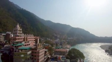 Kutsal Hindu tapınağı. Gündüz dağ arkası görüntüleriyle birlikte Rishikesh uttrakhand Hindistan 'da çekiliyor..