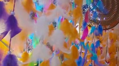 Renkli rüya yakalayıcıların çoğu gün düz açılardan