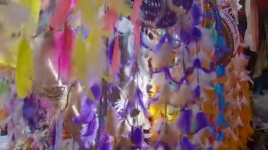 Renkli rüya yakalayıcıların çoğu gün düz açılardan