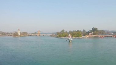 15 Nisan 2023 'te Haridwar uttrakhand Hindistan' da düz açı videosundan akan nehrin sahil manzarası çekilmiştir..