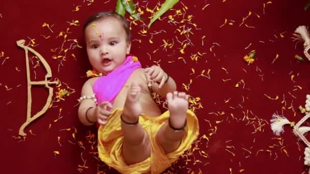 Aranyos Indiai Fiú Ruhák Lord Rama Virágok Felső Szögből — Stock videók