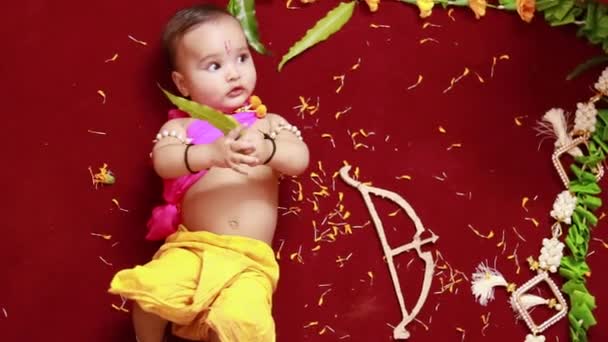 Słodkie Indyjski Chłopiec Sukienki Jak Lord Rama Łuku Kwiaty Góry — Wideo stockowe
