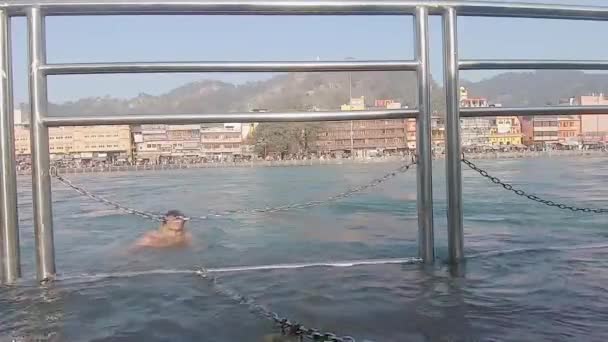 Jovem Tomando Banho Rio Ganga Santo Manhã Ângulo Plano Vídeo — Vídeo de Stock