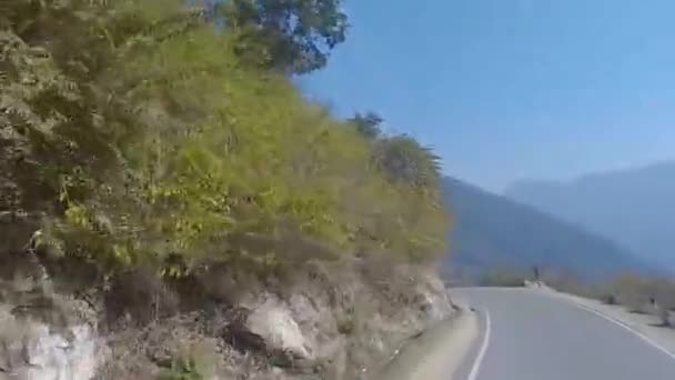 孤立した山道の上からの眺め — ストック動画