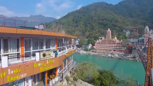 Hindoe Tempel Bij Ganges Rivier Kust Met Berg Achtergrond Dag — Stockvideo