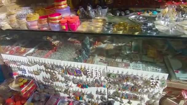 Уличный Магазин Продающий Религиозные Товары Дневное Время Плоского Ракурса — стоковое видео