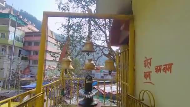 朝のビデオで鐘を持つシヴァ神の神殿がリシシェシ ウットラカンド インディアで撮影されました — ストック動画