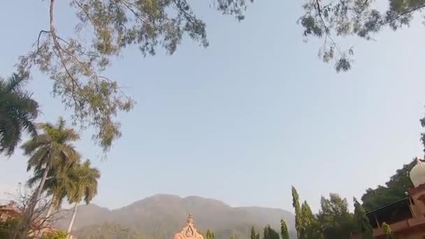 双语新闻 印度古后宫于2023年4月15日在帕尔马特尼康里希凯什市拍摄了带有宗教标志的古代后宫的录像 — 图库视频影像