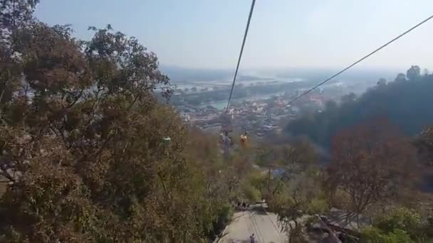 緑の森を駆け抜けて山頂ビデオまでのロープ道は 2023年4月15日にマンサ デヴィ寺院で撮影されました — ストック動画