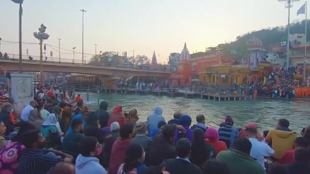 Lidé Shromáždili Gangy Aarti Náboženské Pryer Večer Břehu Řeky Video — Stock video