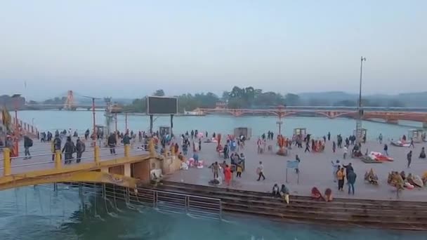 Ganges Rive Rivière Avec Dévot Couronné Soir Angle Plat Vidéo — Video