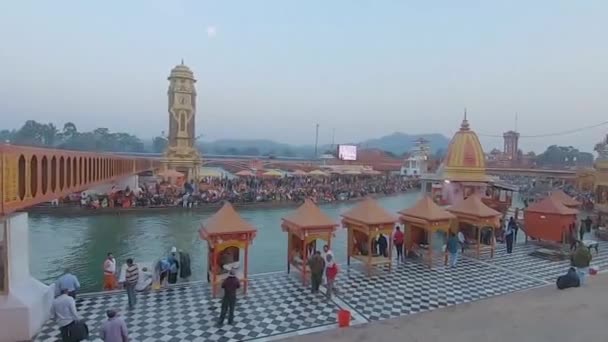 Ganges River Bank Devotee Crowed Evening Flat Angle Video Taken — Αρχείο Βίντεο