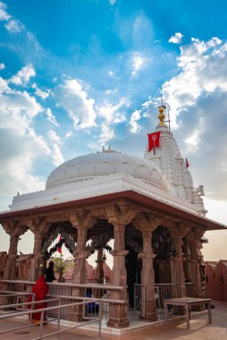 Antik tapınak dramatik mavi günbatımı gökyüzü akşam görüntüsü alınır
